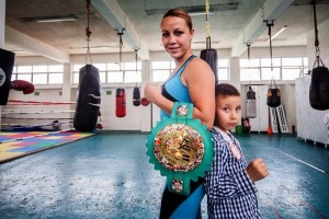 Puos Maternales de la 'Loba' Muoz Su hijo Dylan es su inspiracin para triunfar en el boxeo, adems la acompaa todos los das a sus e