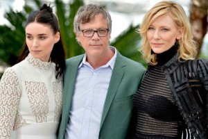 Las actrices Cate Blanchett (d) y Rooney Mara (i) posan con el director Todd Haynes (c) en la sesin