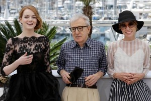 Emma Stone posa junto al director de cine Woody Allen y la actriz Parker Posey a su paso por Cannes