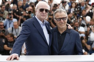 Los actores britnico Michael Caine (izq) y estadounidense Harvey Keitel posan para los fotgrafos d