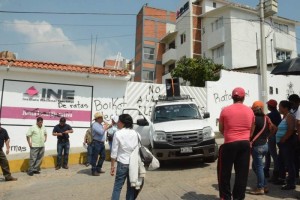 La Secci�n 22  del SNTE realiz� una protesta frente a las instalaciones del Instituto Nacional Elect