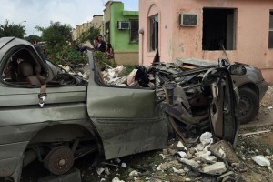 Un autom�vil afectado tras el paso del tornado