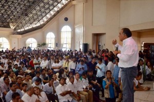 El pri�sta se reuni� con j�venes a quienes ofreci� la instalaci�n de internet gratis en lugares p�bl