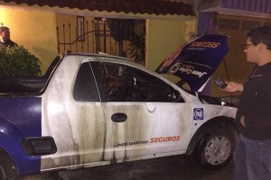 El conductor del veh�culo fue avisado por los vecinos que se encontraba en llamas; botellas y di�sel