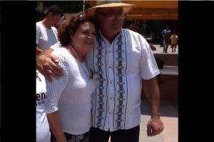 Fotograf�a de Mar�a de la Luz N��ez, candidata a la gubernatura, con Enrique Hern�ndez