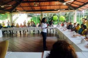 La aspirante del PRD-PT se comprometi� a apoyar al sector de maquiladoras en Guerrero
