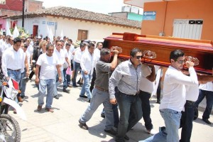 Tras ofrecer una misa, el cuerpo del candidato a alcalde fue sepultado