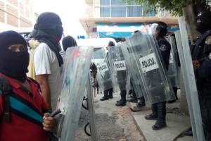 Unos 200 polic�as estatales, con gases lacrim�genos, escudos y cascos, arribaron al edificio despu�s