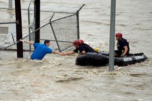 ocorristas auxilian a un hombre atrapado en una corriente de agua en el bulevar Lamar, en Austin, Te