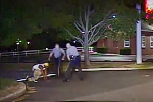 Video revela otro caso de brutalidad policial contra afroamericano Luego de la difusin del video, las autoridades de Dover presentaron esta semana cargos de asalto co