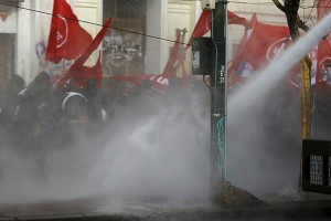 La Polic�a tuvo que contener a los manifestantes y debi� administrar v�as alternativas para el tr�ns