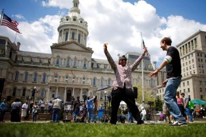 Las im�genes de este d�a contrastaron con las violentas confrontaciones, saqueos e incendios que se 