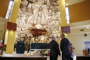 Obama lleg al templo y se dirigi directamente a la parte delantera de la Ermita, donde charl dura