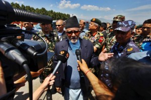 Recorre primer ministro epicentro de terremoto en Nepal Koirala reconoci que la situacin de los sobrevivientes es difcil, pero indic que los nepalenses