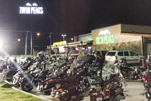 Casi 200 detenidos en Texas por tiroteo entre motociclistas Motoristas de al menos cinco bandas rivales se atacaron unos a otros el domingo con pistolas, cuchil