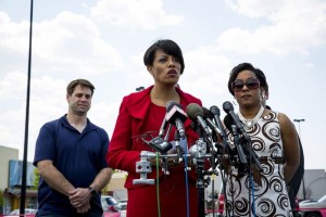 Alcaldesa Stephanie Rawlings-Blake levanta el toque de queda