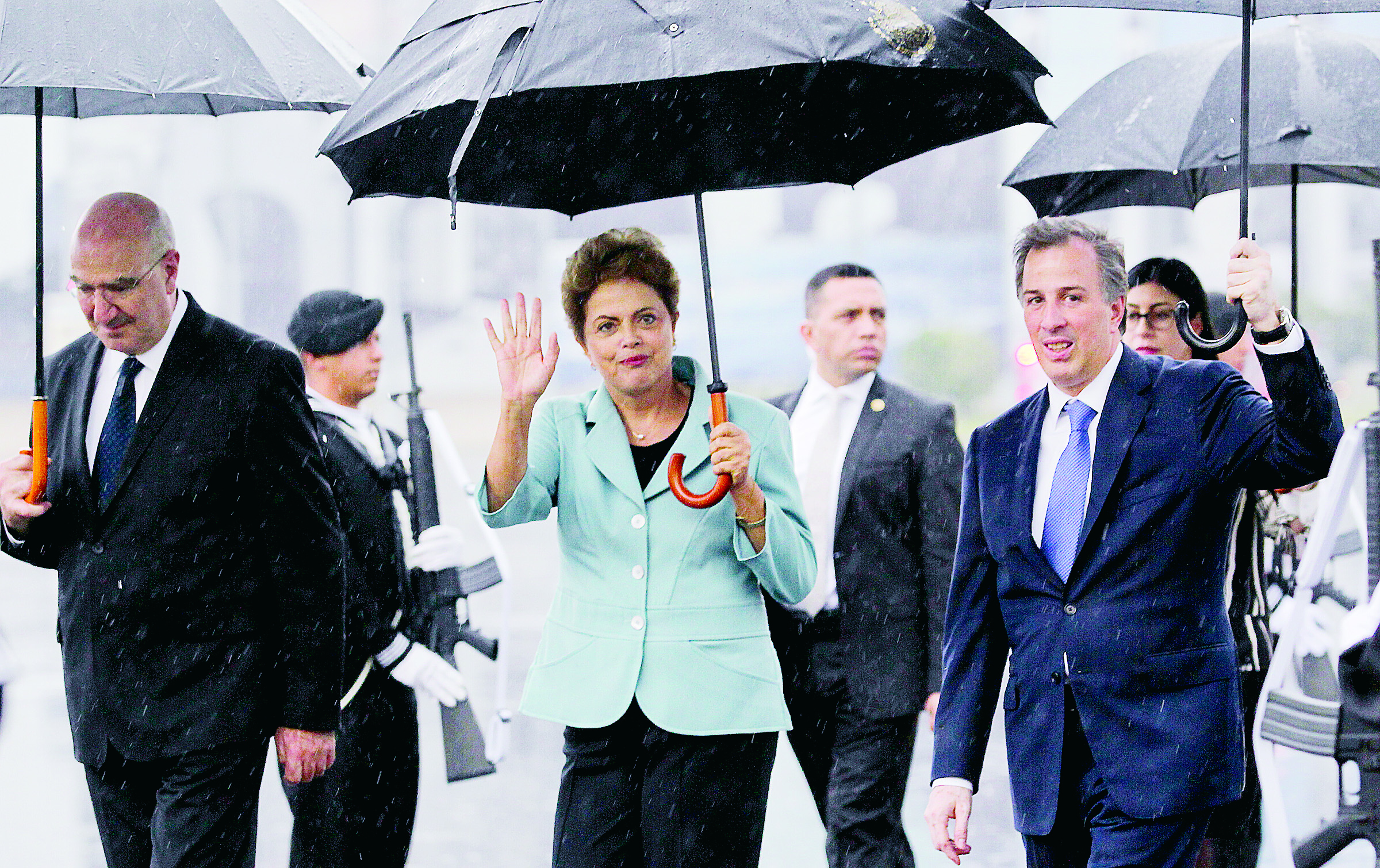Llega Rousseff para superar 