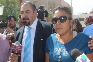 La seora Tania Mora, acompaada del abogado Juan Carlos Crdenas enviado por el programa de Laura B