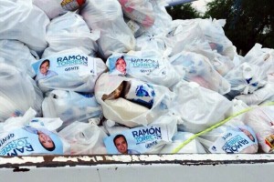 Las bolsas con productos de la canasta b�sica fueron localizadas en un veh�culo dentro de una bodega