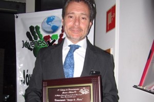 Alberto Pel�ez posando con su reconocimiento