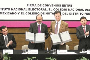 El titular del Colegio Nacional del Notariado Mexicano, H�ctor Galeano, y el presidente del INE, Lor