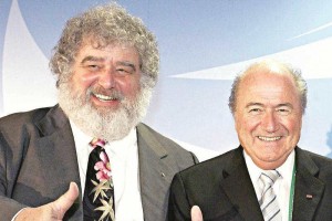 Un sopln destap el escndalo de FIFA De acuerdo con la Fiscala estadounidense, hace un ao Chuck Blazer (izq.) se declar culpable de de