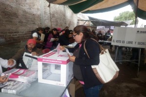 Representantes de partidos pol�ticos observan el desarrollo de la jornada electoral