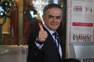 Luego de emitir su voto en la casilla 4477, en la delegaci�n Benito Ju�rez, dijo que s�lo tuvo repor