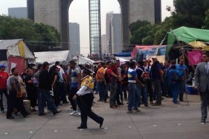 Integrantes de la CNTE se alistan para marchar de su campamento, ubicado en el Monumento a la Revolu