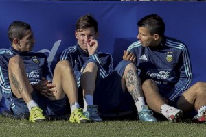<b>Copa Amrica</b> Hicimos una fuerte autocrtica ante Paraguay: Messi ngel di Mara, Lionel Messi y Sergio Agero durante un entrenamiento con la albiceleste
