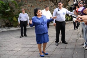 Carmen Salinas en su llegada a la iglesia donde Blanco Bravo contrajo nupcias
