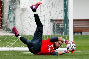 Claudio Bravo durante el entrenamiento de ayer de Chile