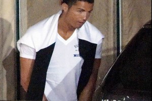 Captan a Cristiano Ronaldo mientras orina en la calle El jugador luso orin en la calle durante sus vacaciones