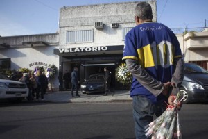 Despiden restos mortales del padre de Maradona