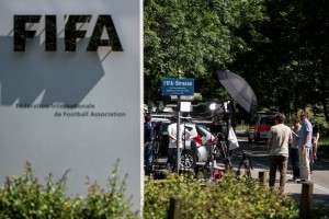 Decenas de periodistas se encuentras afuera de las instalaciones del organismo