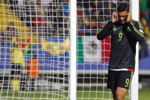 Ra�l Jim�nez se lamenta tras una falla frente al marco