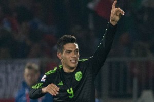 El delantero mexicano celebra un gol con M�xico en la Copa Am�rica