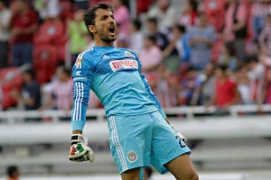 El portero mexicano celebra una victoria con Chivas