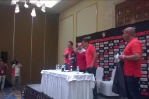 Gustavo Matosas posa con la playera de los rojinegros