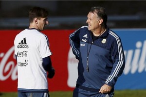 Messi cumple aos y espera celebrar en la <b>Copa Amrica</B> Martino habla con el delantero durante el entrenamiento