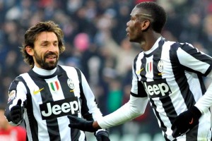 Pogba ser el mejor mediocampista de Europa: Pirlo Pirlo felicita a Pogba durante un partido en la Serie A