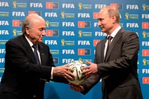 Blatter viajar en julio a Rusia para sorteo de clasificacin El presidente de FIFA y Putin durante un evento de FIFA
