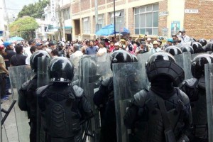 En la zona hay una l�nea de antimotines para impedirles el paso