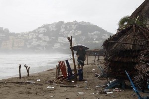 Suspenden clases en municipio michoacano por <i>Carlos</i> La maana de este lunes el fuerte oleaje que provoc el fenmeno meteorolgico en playas de Lzaro C