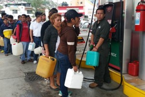 Entre rechiflas, por alguno que quer�a colarse en la fila, y expresiones de enfado por acudir desde 