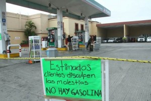 Este martes en algunas gasolineras de la ciudad de Oaxaca aparecieron colocados letreros que explica