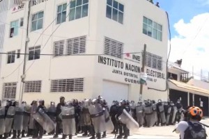 Padres de los 43 normalistas de Ayotzinapa, acudieron a la junta local del INE del distrito 7, donde