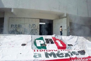 Los maestros irrumpieron en la sede estatal del PRI y quemaron lonas