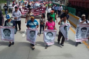 Marchan por los 43 sobre la Autopista del Sol