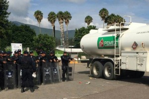 La Polic�a Federal acompa�� a los agentes estatales para custodiar las pipas de Pemex